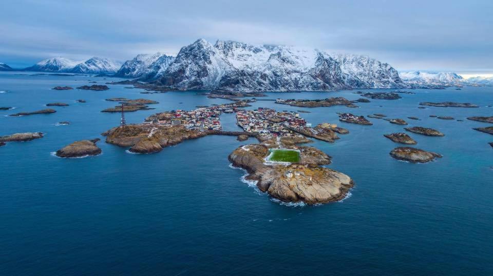 Fast Hotel Henningsvær Eksteriør billede